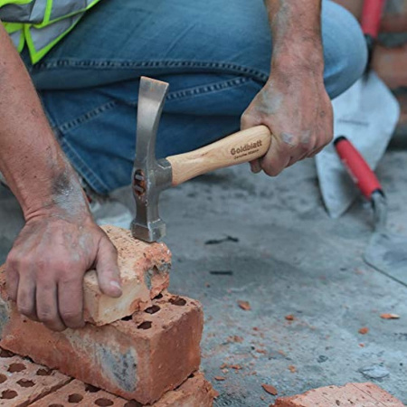 Молоток каменщика 570г рукоятка деревянная, орех Goldblatt G06993